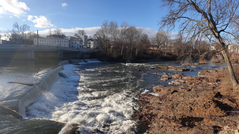 Небольшой водопад, перед основным