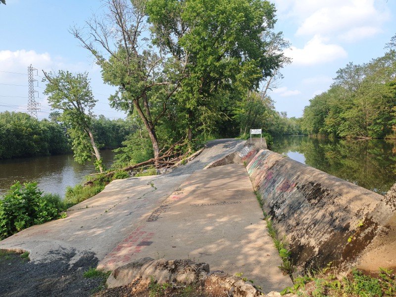 Бетонный водосброс