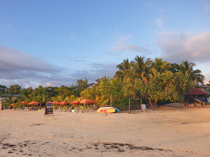 Лежаки перед гостиницей