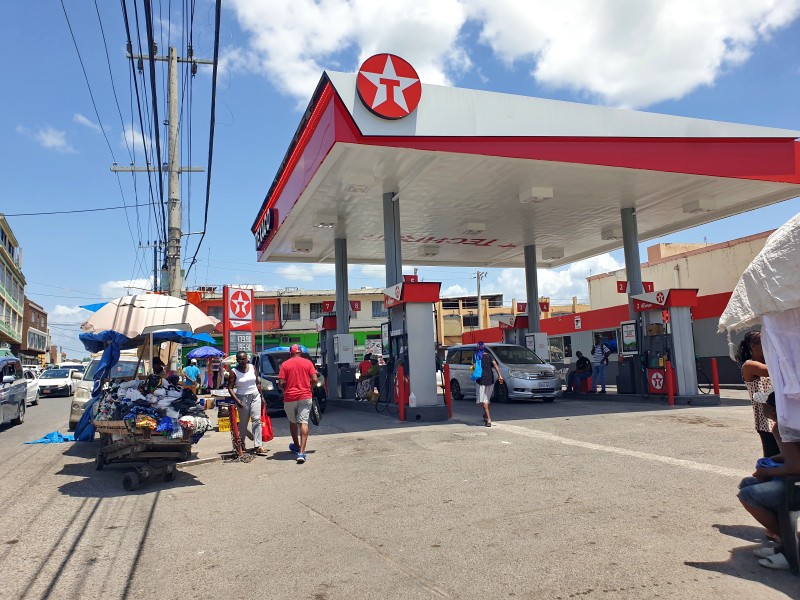 Заправка и рынок