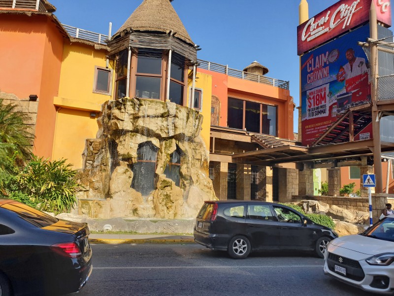 Водопад и здание