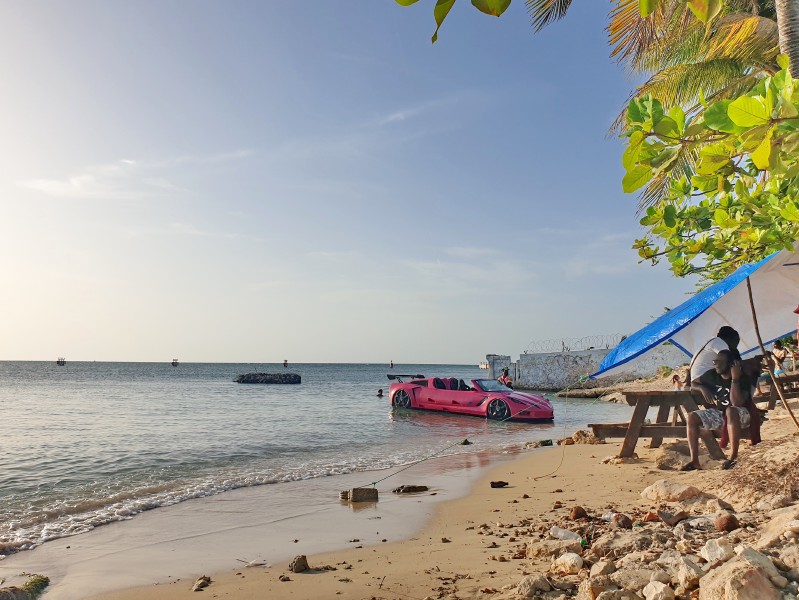 Лодка в форме машины