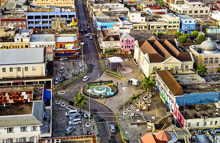 Центральная площадь без людей (montegobayculturalcentre.org)