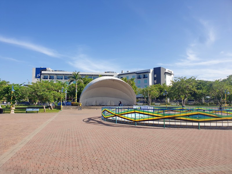 Сцена под навесом