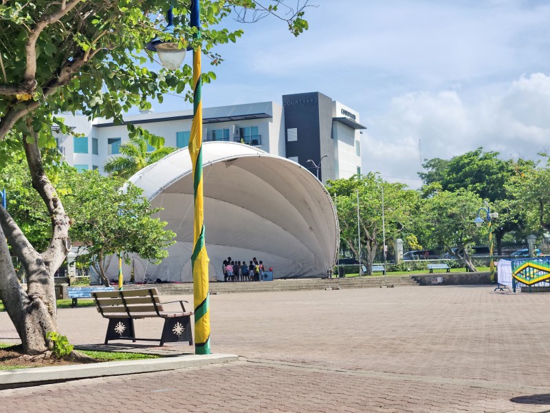 Детский сад под навесом