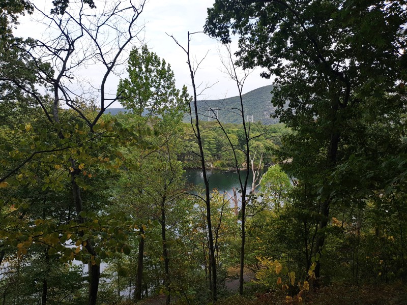 Озеро Hessian Lake вдали