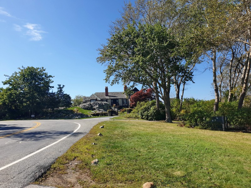 Домик у камня